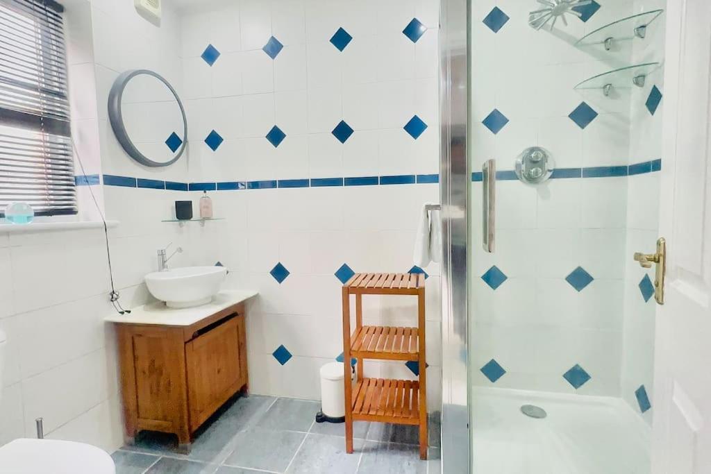 Amazing Location - City Of London- 2 Bedroom Stunning Canal View House With Private Garden,Parking & Balcony Εξωτερικό φωτογραφία